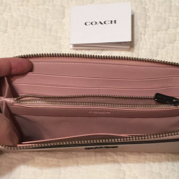 Coach Smooth Leather Accordion Zip Wallet – being sold on Coach website for $225 - Picture 4 of 5